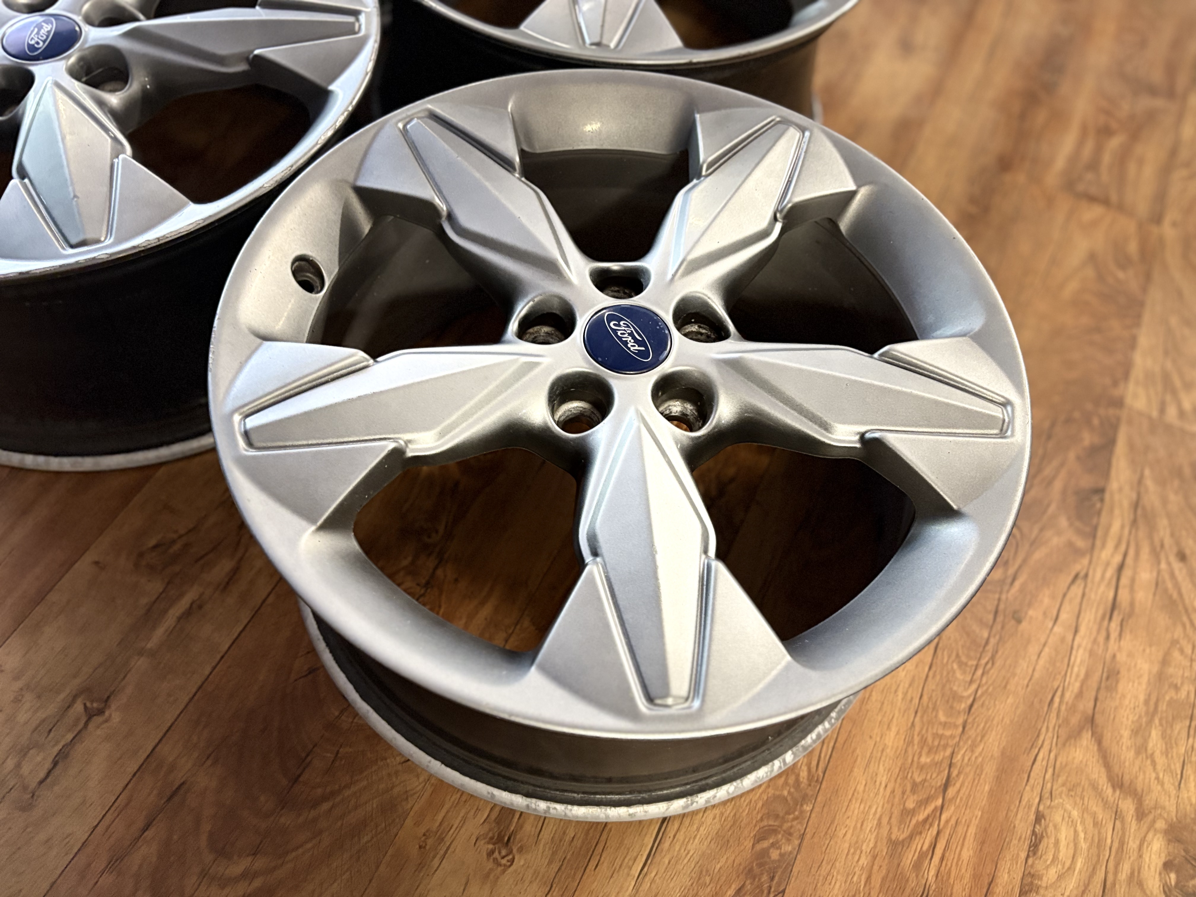 Ford - Photo 2