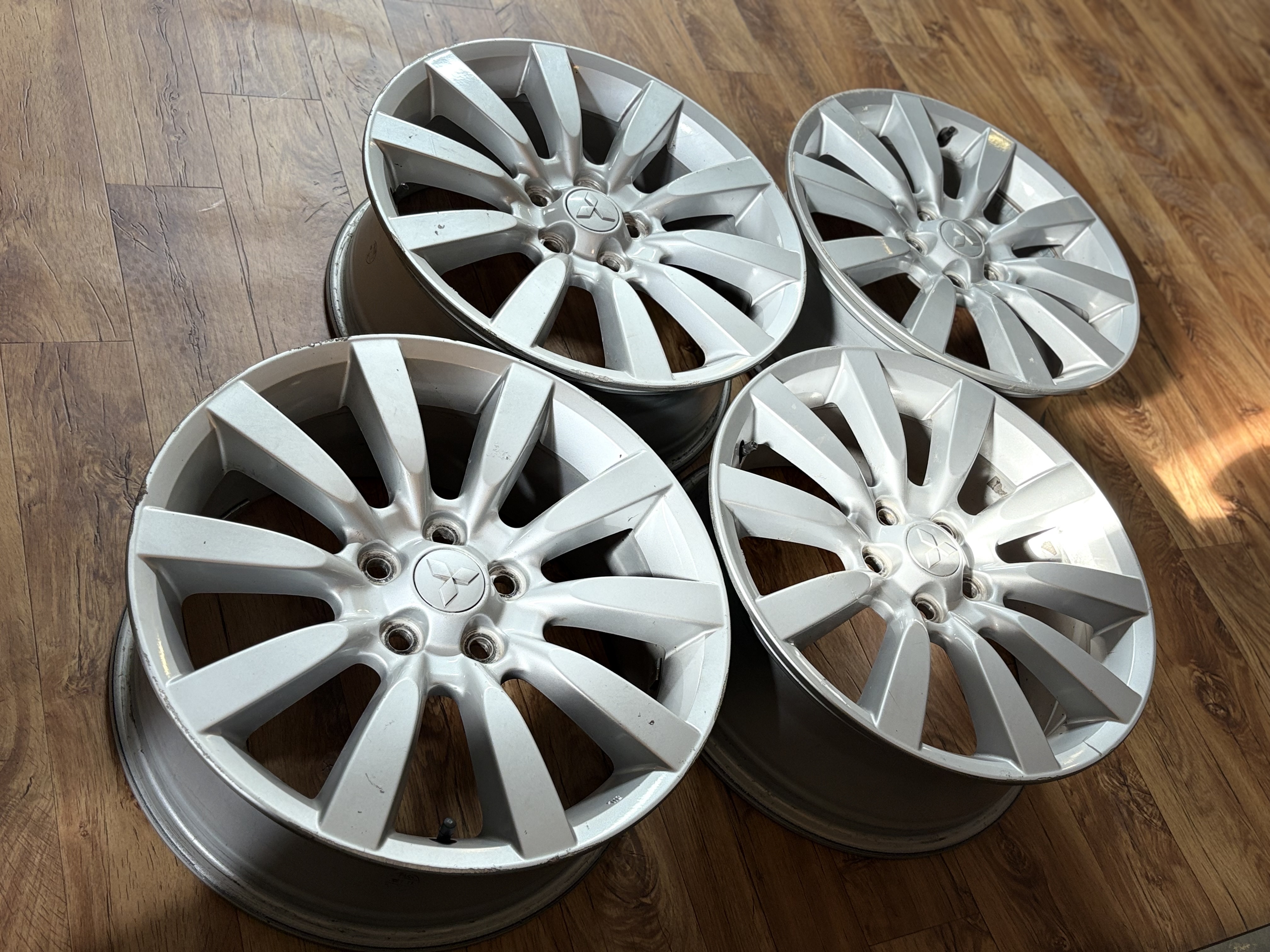 Mitsubishi - Photo 1
